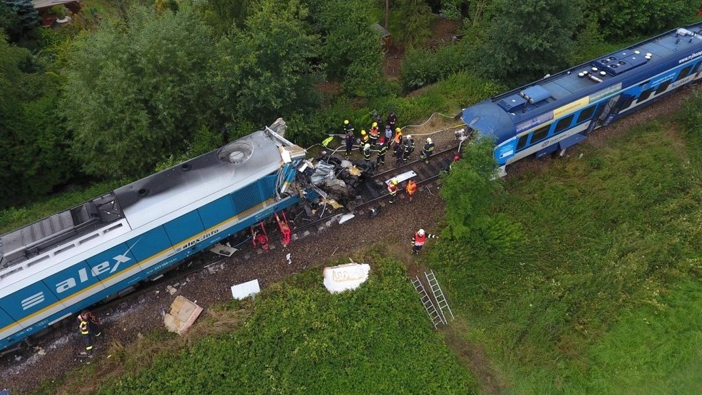 Srážku vlaků se třemi mrtvými zavinil podle inspekce strojvůdce. Sám také zahynul